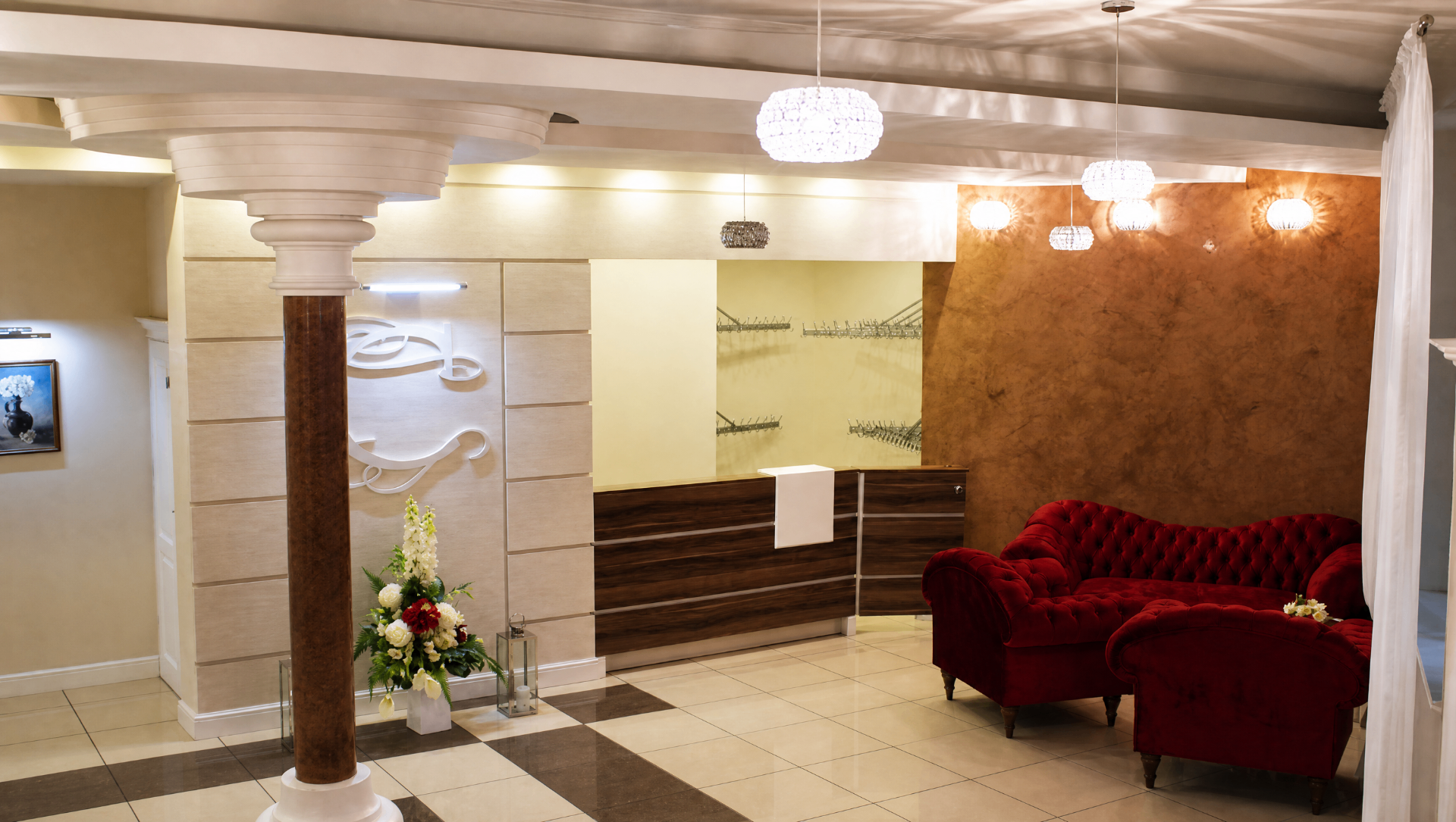 Recepcja i lobby hotelu współpracującego ze szkołą